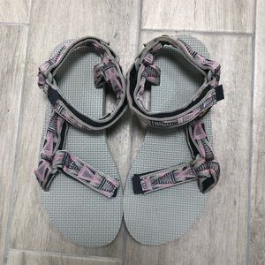 Teva size 8